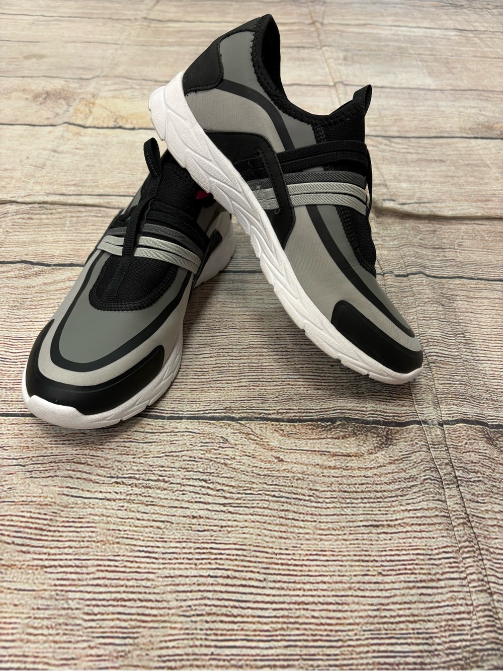 😍 women’s Vionic Black and Gray Slip-On Athletic Sneakers